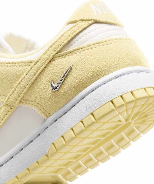 NIKE(ナイキ)の「ナイキ ダンク LOW スエード ウィメンズシューズ / Nike Dunk Low Suede Women's Shoes IO4244-104 Sail(スニーカー・レディース・クリーム・23/23.5/24/24.5/22/22.5/25/25.5/26)」の8枚目の写真