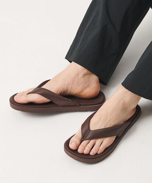 UGG(アグ)の「<UGG>シーサイド 2 フリップ サンダル(サンダル・メンズ・ダークブラウン/ブラック・8/10/9)」の4枚目の写真