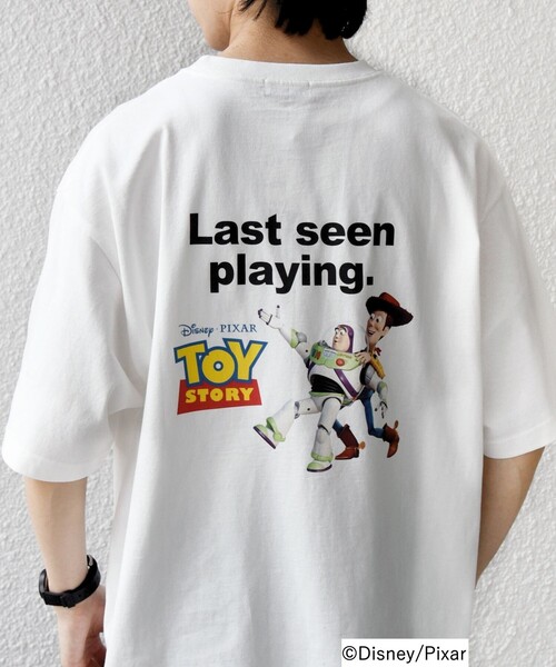 Disney(ディズニー)の「SHIPS any:〈洗濯機可能〉TOYSTORY/トイ・ストーリー/ メッセージ プリント ロゴ Tシャツ(Tシャツ/カットソー・メンズ・ホワイト/ホワイト系その他/ダークグレー・MEDIUM/LARGE/X-LARGE)」の2枚目の写真