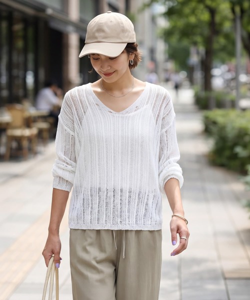 STYLE DELI(スタイルデリ)の「涼しいストライプ編みVネックシアーニット(ニット/セーター・レディース・ブラック/グレイッシュベージュ/ホワイト・FREE)」の1枚目の写真