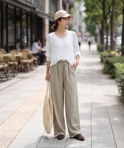 STYLE DELI(スタイルデリ)の「涼しいストライプ編みVネックシアーニット(ニット/セーター・レディース・ブラック/グレイッシュベージュ/ホワイト・FREE)」の4枚目の写真