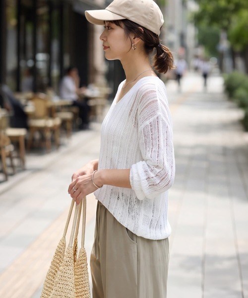 STYLE DELI(スタイルデリ)の「涼しいストライプ編みVネックシアーニット(ニット/セーター・レディース・ブラック/グレイッシュベージュ/ホワイト・FREE)」の6枚目の写真