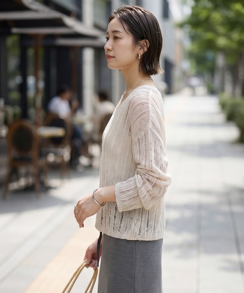 STYLE DELI(スタイルデリ)の「涼しいストライプ編みVネックシアーニット(ニット/セーター・レディース・ブラック/グレイッシュベージュ/ホワイト・FREE)」の11枚目の写真