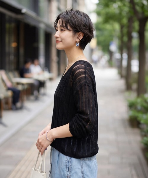 STYLE DELI(スタイルデリ)の「涼しいストライプ編みVネックシアーニット(ニット/セーター・レディース・ブラック/グレイッシュベージュ/ホワイト・FREE)」の14枚目の写真