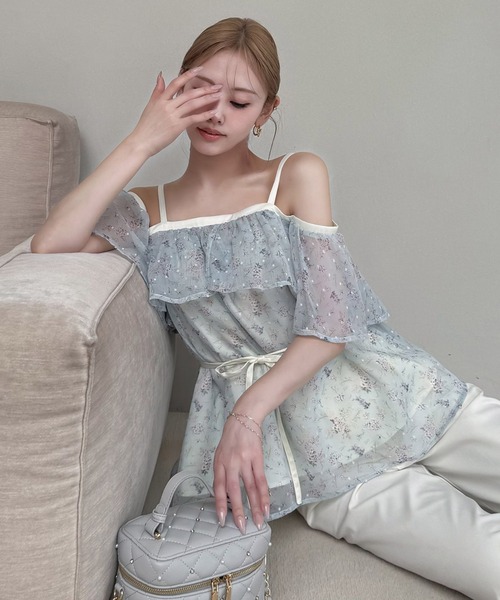 ROYAL PARTY（ロイヤルパーティー）の「小花柄オフショル配色ブラウス（シャツ/ブラウス・レディース・オフホワイト/ブルー/ブラック・FREE）」の3枚目の写真