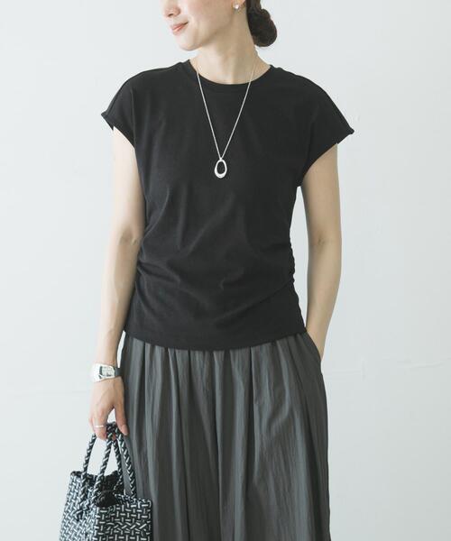 URBAN RESEARCH（アーバンリサーチ）の「サイドギャザーカットソー（Tシャツ/カットソー・レディース・ブラウン/オフホワイト/ブラック・FREE）」の3枚目の写真
