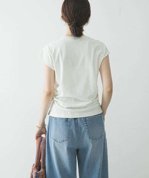 URBAN RESEARCH（アーバンリサーチ）の「サイドギャザーカットソー（Tシャツ/カットソー・レディース・ブラウン/オフホワイト/ブラック・FREE）」の6枚目の写真