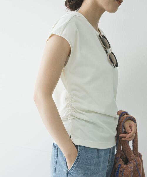 URBAN RESEARCH（アーバンリサーチ）の「サイドギャザーカットソー（Tシャツ/カットソー・レディース・ブラウン/オフホワイト/ブラック・FREE）」の7枚目の写真