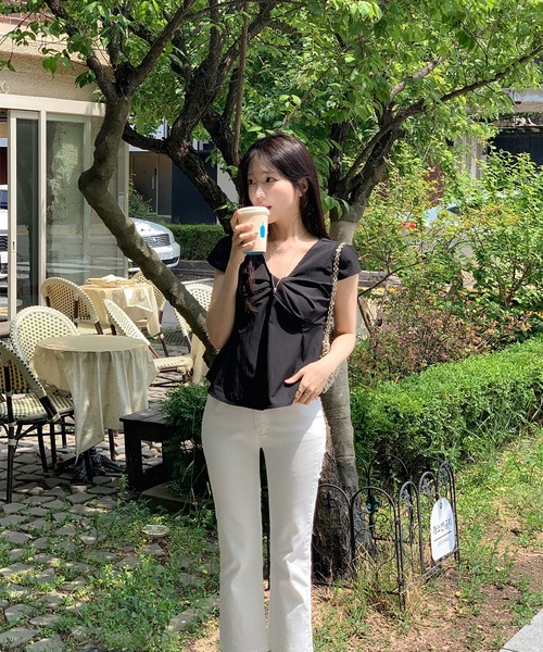 LAFFMO(ラフモ)の「Vネックツイストギャザー半袖ブラウス(シャツ/ブラウス・レディース・ベージュ/ブラック・F)」の10枚目の写真