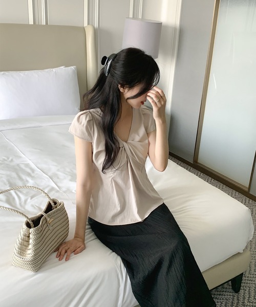 LAFFMO(ラフモ)の「Vネックツイストギャザー半袖ブラウス(シャツ/ブラウス・レディース・ベージュ/ブラック・F)」の19枚目の写真