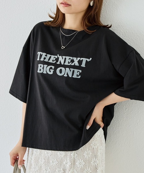 LAVEANGE(ラビアンジェ)の「フロッキーロゴTシャツ|綿100%/オーバーサイズ/体型カバー/5分袖(Tシャツ/カットソー・レディース・ブラック/サックスブルー・5L/4L/3L/LL/M)」の1枚目の写真