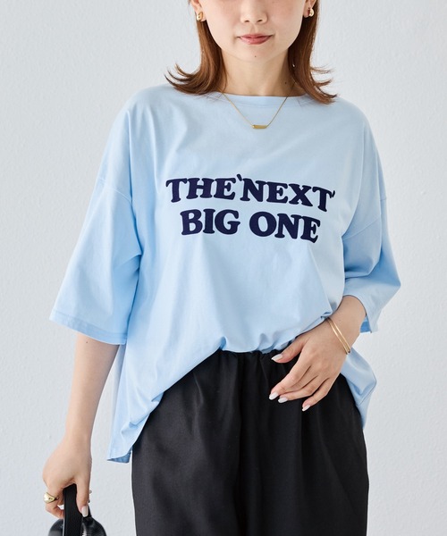 LAVEANGE(ラビアンジェ)の「フロッキーロゴTシャツ|綿100%/オーバーサイズ/体型カバー/5分袖(Tシャツ/カットソー・レディース・ブラック/サックスブルー・5L/4L/3L/LL/M)」の3枚目の写真