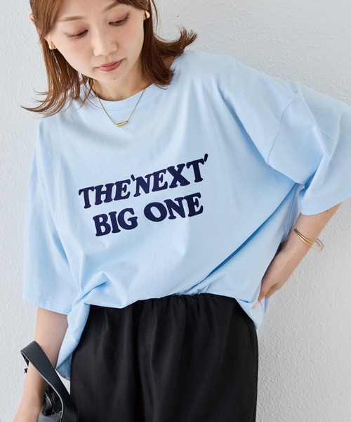 LAVEANGE(ラビアンジェ)の「フロッキーロゴTシャツ|綿100%/オーバーサイズ/体型カバー/5分袖(Tシャツ/カットソー・レディース・ブラック/サックスブルー・5L/4L/3L/LL/M)」の4枚目の写真