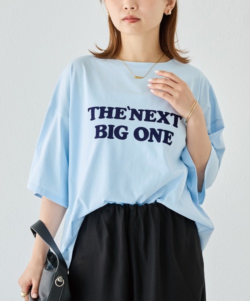 LAVEANGE(ラビアンジェ)の「フロッキーロゴTシャツ|綿100%/オーバーサイズ/体型カバー/5分袖(Tシャツ/カットソー・レディース・ブラック/サックスブルー・5L/4L/3L/LL/M)」の5枚目の写真