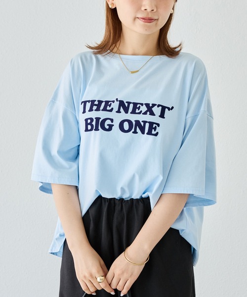 LAVEANGE(ラビアンジェ)の「フロッキーロゴTシャツ|綿100%/オーバーサイズ/体型カバー/5分袖(Tシャツ/カットソー・レディース・ブラック/サックスブルー・5L/4L/3L/LL/M)」の6枚目の写真