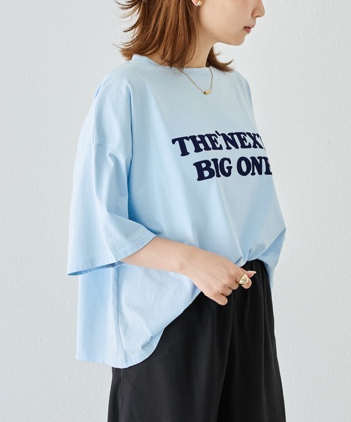 LAVEANGE(ラビアンジェ)の「フロッキーロゴTシャツ|綿100%/オーバーサイズ/体型カバー/5分袖(Tシャツ/カットソー・レディース・ブラック/サックスブルー・5L/4L/3L/LL/M)」の7枚目の写真
