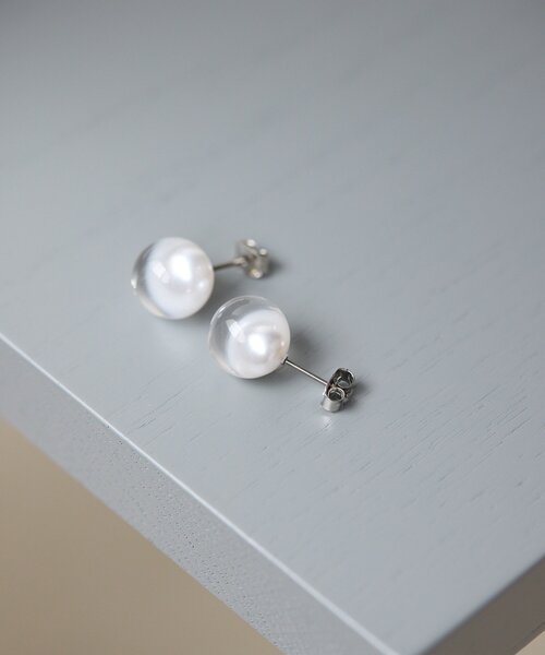 ear PAPILLONNER(イアパピヨネ)の「《チタンポスト》封入パールポストピアス(ピアス(両耳用)・レディース・ホワイト/シルバー・FREE)」の3枚目の写真
