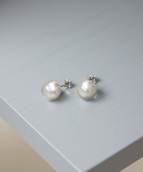 ear PAPILLONNER(イアパピヨネ)の「《チタンポスト》封入パールポストピアス(ピアス(両耳用)・レディース・ホワイト/シルバー・FREE)」の9枚目の写真
