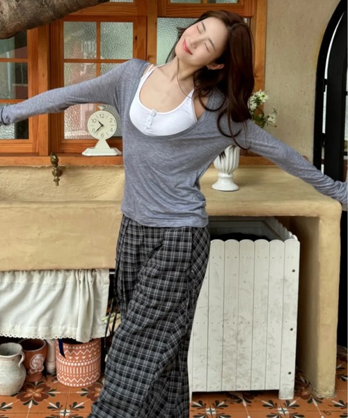 AsheKsha(アシクシャ)の「フェイク二重キャミソールVネックトップス(Tシャツ/カットソー・レディース・グレー・M)」の11枚目の写真