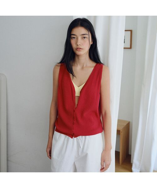 URAGO（ユラーゴ）の「Button-up knit vest（Tシャツ/カットソー・レディース・アイボリー/チャコールグレー/レッド・FREE）」の3枚目の写真
