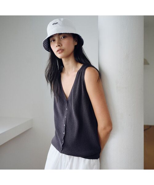 URAGO（ユラーゴ）の「Button-up knit vest（Tシャツ/カットソー・レディース・アイボリー/チャコールグレー/レッド・FREE）」の2枚目の写真