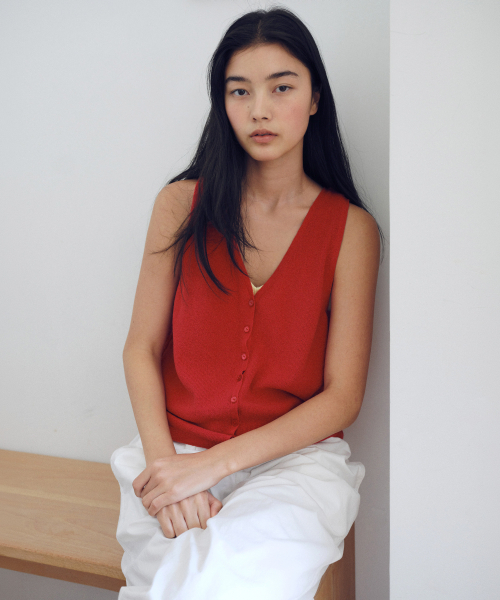 URAGO（ユラーゴ）の「Button-up knit vest（Tシャツ/カットソー・レディース・アイボリー/チャコールグレー/レッド・FREE）」の4枚目の写真