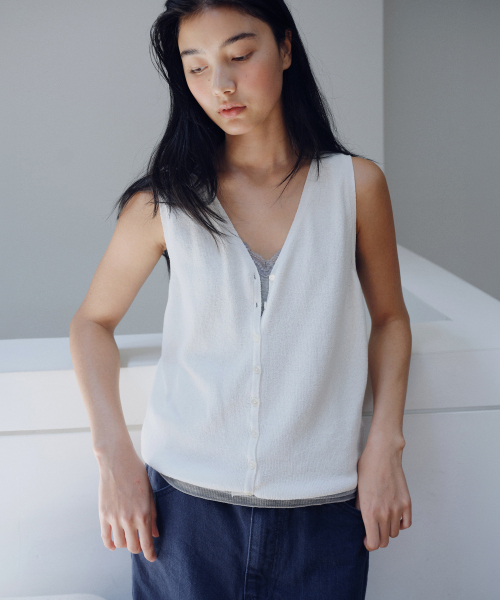 URAGO（ユラーゴ）の「Button-up knit vest（Tシャツ/カットソー・レディース・アイボリー/チャコールグレー/レッド・FREE）」の5枚目の写真