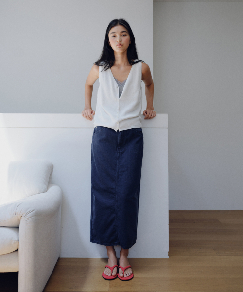 URAGO（ユラーゴ）の「Button-up knit vest（Tシャツ/カットソー・レディース・アイボリー/チャコールグレー/レッド・FREE）」の6枚目の写真