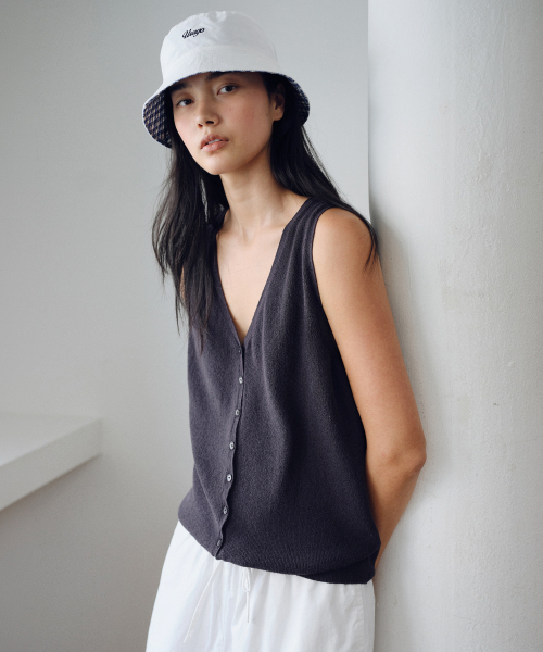 URAGO（ユラーゴ）の「Button-up knit vest（Tシャツ/カットソー・レディース・アイボリー/チャコールグレー/レッド・FREE）」の7枚目の写真