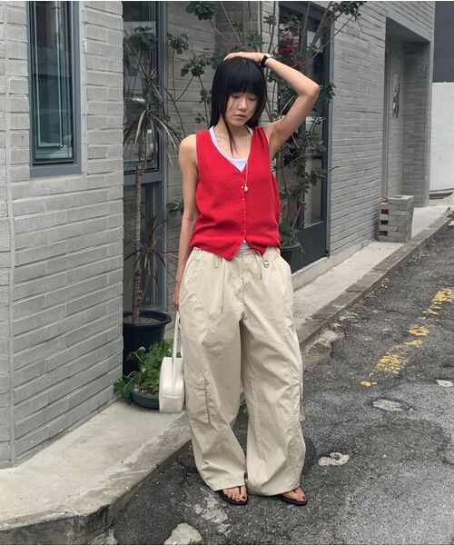 URAGO（ユラーゴ）の「Button-up knit vest（Tシャツ/カットソー・レディース・アイボリー/チャコールグレー/レッド・FREE）」の8枚目の写真