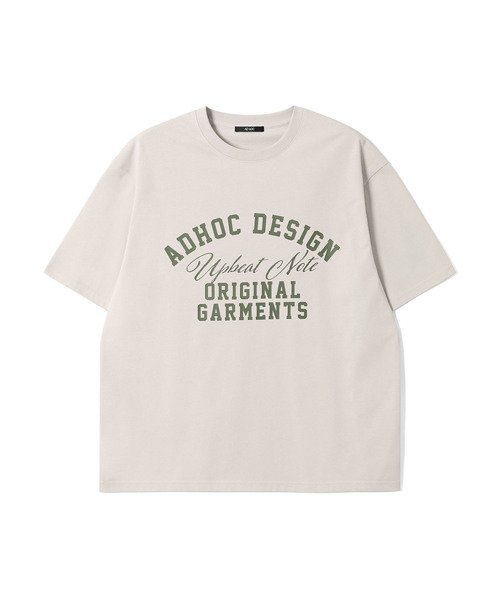 ADHOC(アドホック)の「男女共用レタリングアーチアートワークTシャツ (4 COLOR) (HC6STA4)(Tシャツ/カットソー・メンズ・ライトベージュ/オフホワイト/チャコールグレー/ブラック・90/95/100/105)」の1枚目の写真