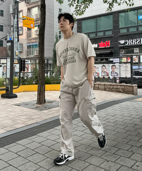 ADHOC(アドホック)の「男女共用レタリングアーチアートワークTシャツ (4 COLOR) (HC6STA4)(Tシャツ/カットソー・メンズ・ライトベージュ/オフホワイト/チャコールグレー/ブラック・90/95/100/105)」の8枚目の写真