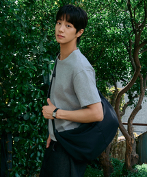 HYOJI（ヒョージ）の「エッセンシャルカーブドナイロンホーボーバッグ（ブラック）（メッセンジャーバッグ）」