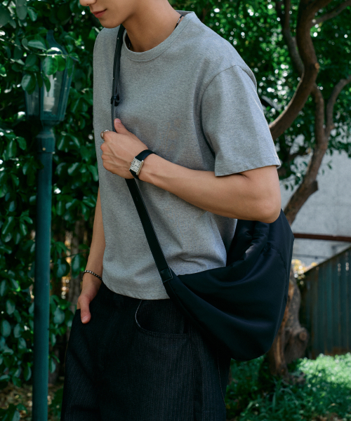 HYOJI（ヒョージ）の「エッセンシャルカーブドナイロンホーボーバッグ（ブラック）（メッセンジャーバッグ・メンズ・ブラック・SMALL/LARGE）」の2枚目の写真