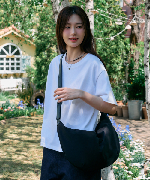 HYOJI（ヒョージ）の「エッセンシャルカーブドナイロンホーボーバッグ（ブラック）（メッセンジャーバッグ・メンズ・ブラック・SMALL/LARGE）」の3枚目の写真
