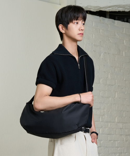 HYOJI（ヒョージ）の「エッセンシャルカーブドナイロンホーボーバッグ（ブラック）（メッセンジャーバッグ・メンズ・ブラック・SMALL/LARGE）」の5枚目の写真