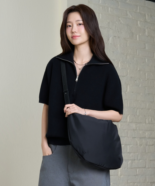HYOJI（ヒョージ）の「エッセンシャルカーブドナイロンホーボーバッグ（ブラック）（メッセンジャーバッグ・メンズ・ブラック・SMALL/LARGE）」の6枚目の写真
