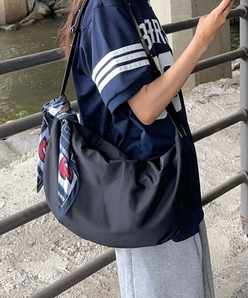 HYOJI（ヒョージ）の「エッセンシャルカーブドナイロンホーボーバッグ（ブラック）（メッセンジャーバッグ・メンズ・ブラック・SMALL/LARGE）」の7枚目の写真