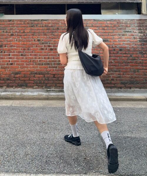HYOJI（ヒョージ）の「エッセンシャルカーブドナイロンホーボーバッグ（ブラック）（メッセンジャーバッグ・メンズ・ブラック・SMALL/LARGE）」の8枚目の写真