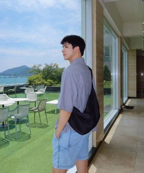 HYOJI（ヒョージ）の「エッセンシャルカーブドナイロンホーボーバッグ（ブラック）（メッセンジャーバッグ・メンズ・ブラック・SMALL/LARGE）」の9枚目の写真