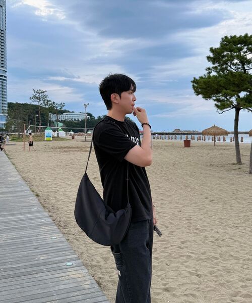 HYOJI（ヒョージ）の「エッセンシャルカーブドナイロンホーボーバッグ（ブラック）（メッセンジャーバッグ・メンズ・ブラック・SMALL/LARGE）」の10枚目の写真