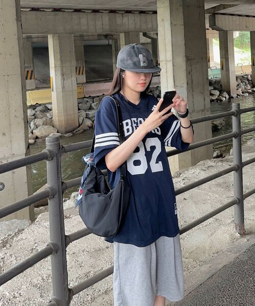 HYOJI（ヒョージ）の「エッセンシャルカーブドナイロンホーボーバッグ（ブラック）（メッセンジャーバッグ・メンズ・ブラック・SMALL/LARGE）」の11枚目の写真