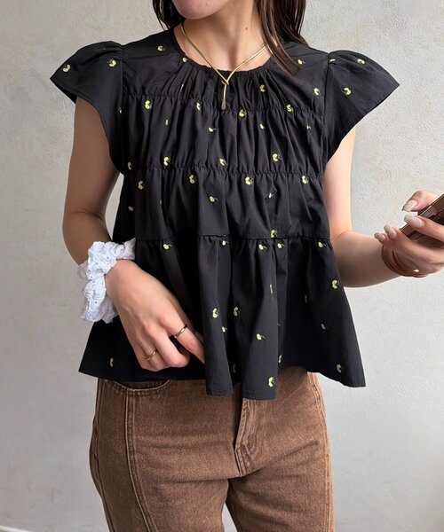 Thevon(ゼボン)の「フレンチシャーリングブラウス(シャツ/ブラウス・レディース・ミント/オフホワイト/レッド/ブラック・FREE)」の1枚目の写真