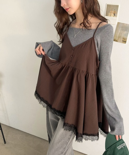 classicalelf(クラシカルエルフ)の「いつものコーデに、ひとさじの甘さ。重ねるだけで華やぐ。裾レースペプラムキャミソール(キャミソール・レディース・ブラック/アイボリー/ブラウン・SMALL/X-LARGE/LARGE/MEDIUM)」の17枚目の写真