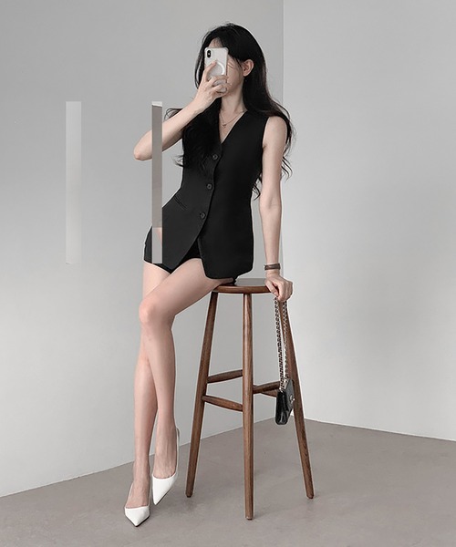Girly Doll(ガーリードール)の「Vネックノーカラーベスト&ショートパンツ(セットアップ・レディース・ダークグレー/ベージュ/ブラック・FREE)」の12枚目の写真