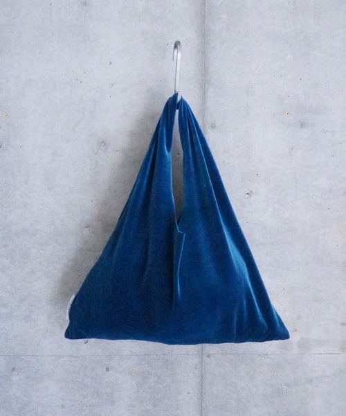SIMONE WILD(シモーネワイルド)の「VELVET POUCH(ハンドバッグ・レディース・レッド/オリーブ/ブルー/ライトブルー/ワイン/ライトピンク/ライトグリーン・ONE SIZE)」の4枚目の写真