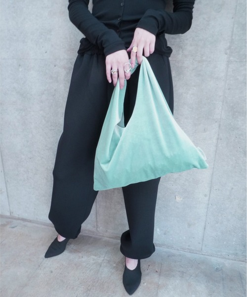 SIMONE WILD(シモーネワイルド)の「VELVET POUCH(ハンドバッグ・レディース・レッド/オリーブ/ブルー/ライトブルー/ワイン/ライトピンク/ライトグリーン・ONE SIZE)」の3枚目の写真
