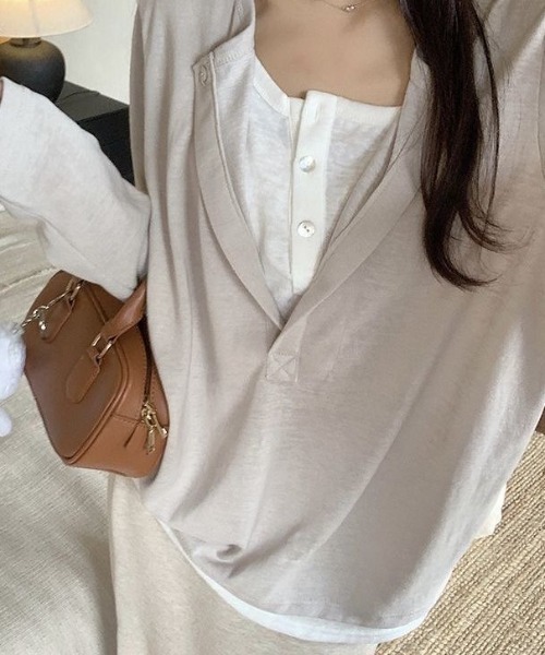 SHERU(シェル)の「フェイクレイヤード キーネックロンT ヘンリーネック(Tシャツ/カットソー・レディース・ブラック/ベージュ・M)」の4枚目の写真