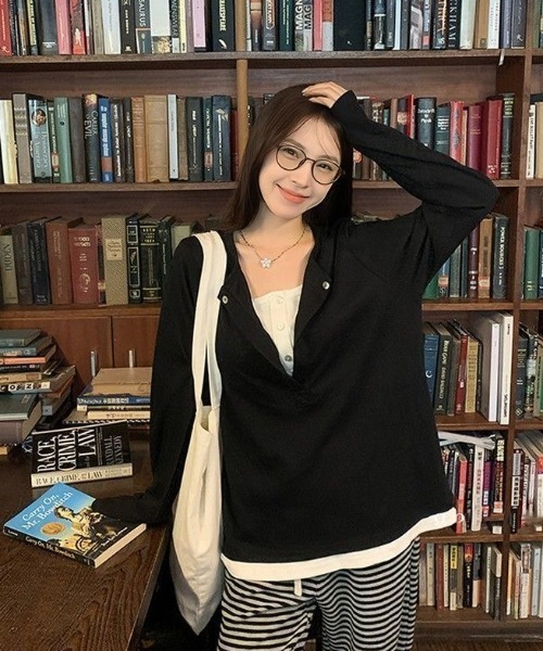 SHERU(シェル)の「フェイクレイヤード キーネックロンT ヘンリーネック(Tシャツ/カットソー・レディース・ブラック/ベージュ・M)」の10枚目の写真