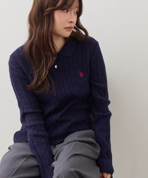U.S. POLO ASSN.(ユーエスポロアッスン)の「【U.S. POLO ASSN./ユーエスポロアッスン】ワンポイントロゴ刺繍 ケーブルポロニット(ニット/セーター・レディース・ワイン/グリーン/ネイビー・L/M)」の1枚目の写真